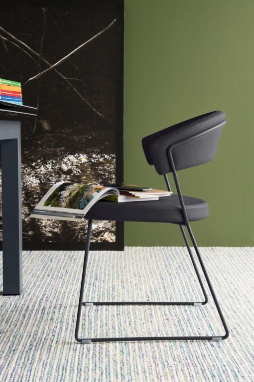 Designerskie i wygodne, ergonomiczne czarne krzesła