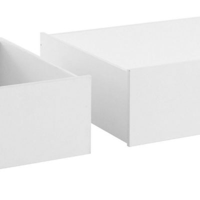 Dwie białe szuflady pod łóżko, na kółkach