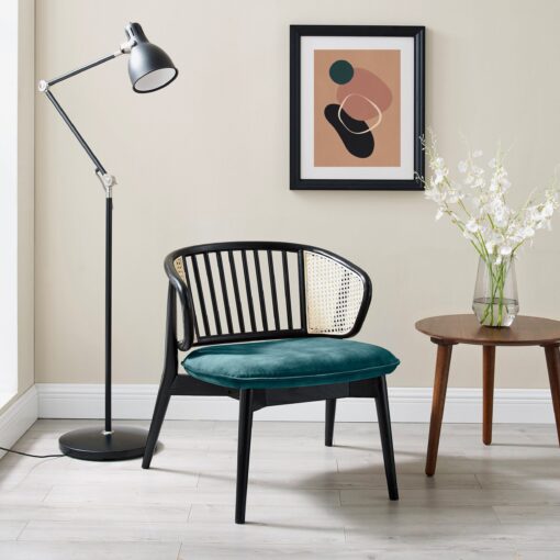 Skandynawskie czarne krzesło z rattanem i niebieską tapicerką