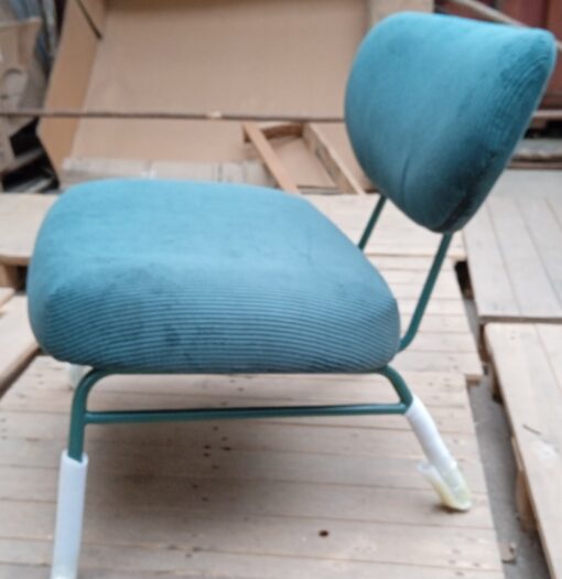 Wygodny, zielony fotel o nowoczesnej formie