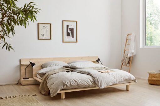 Naturalna rama łóżka z zagłówkiem i półkami 180x200 cm