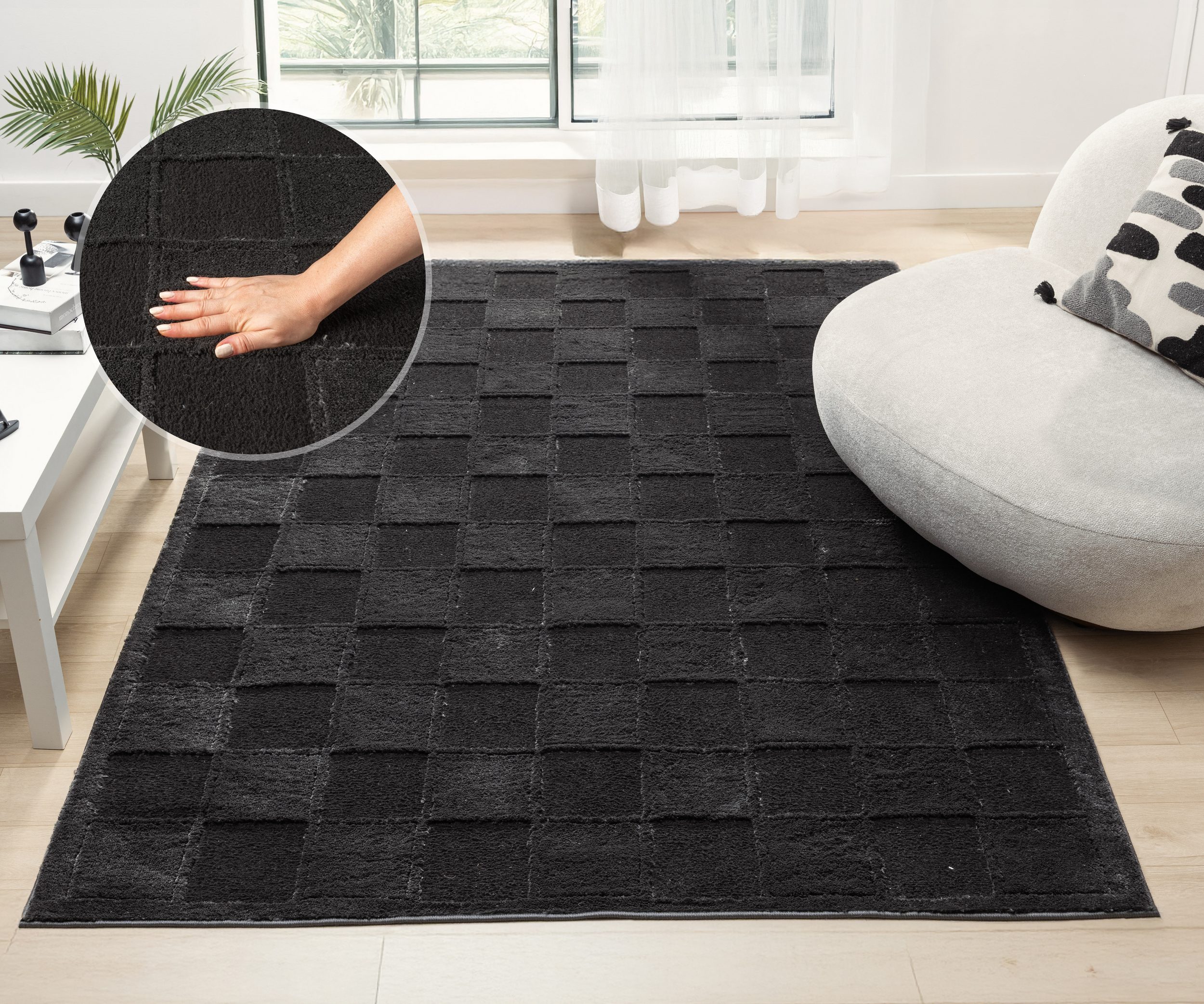 czarny dywan szachownica