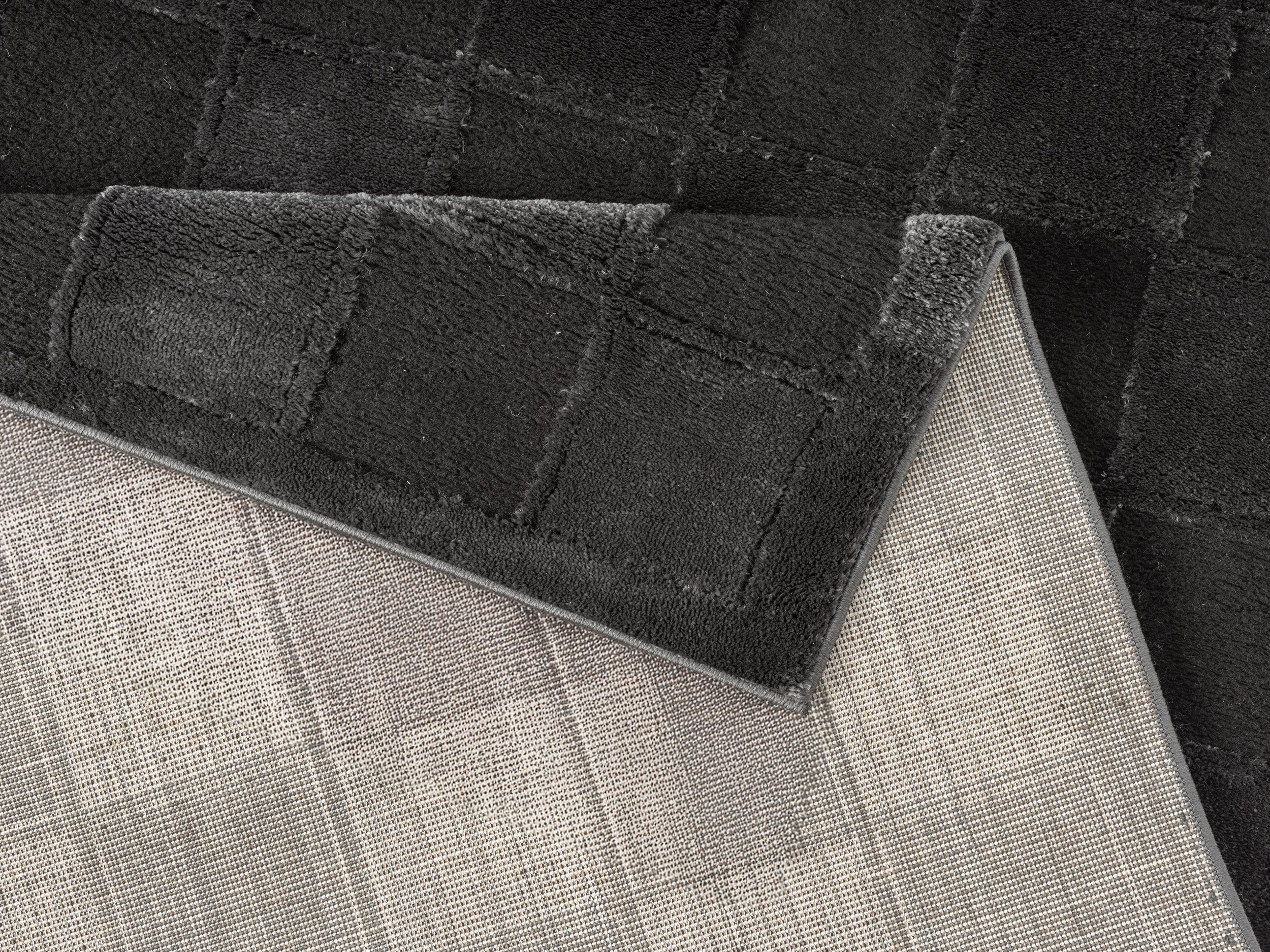 czarny dywan szachownica