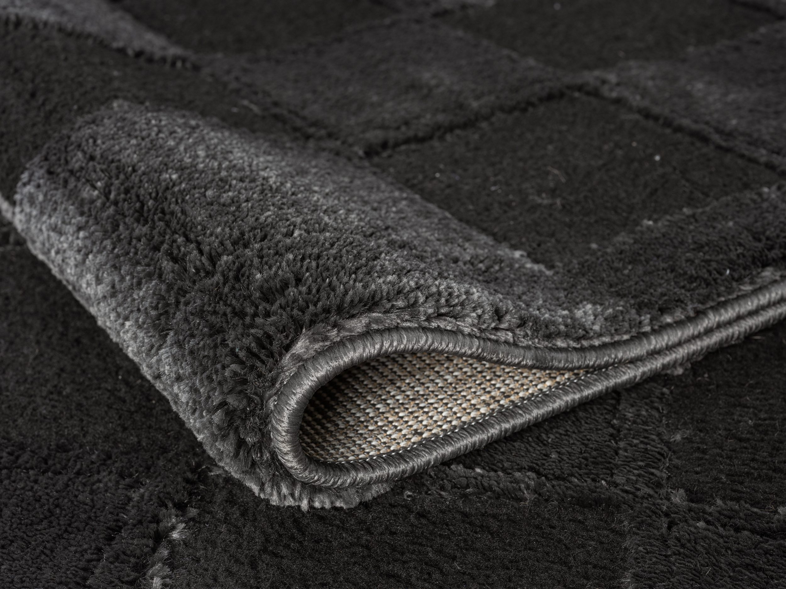 czarny dywan szachownica