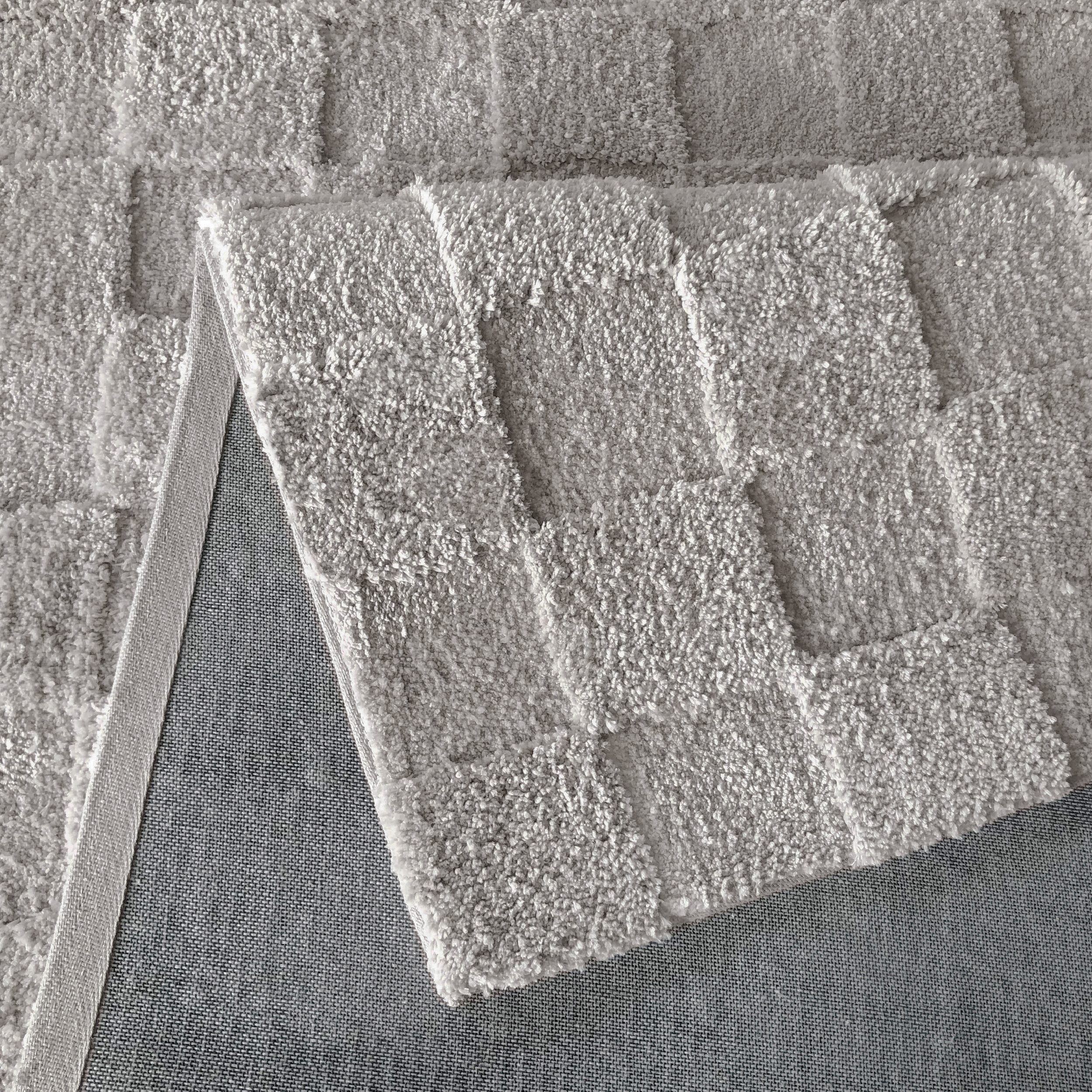 dywan jasnoszary z długim włosiem